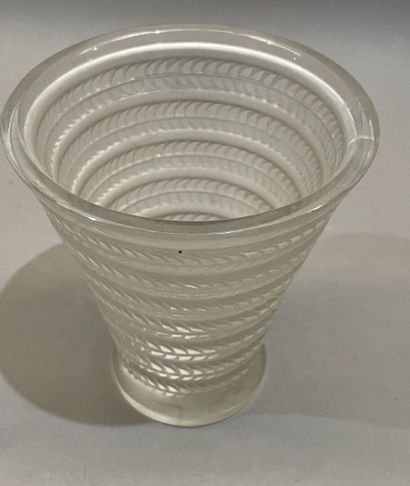 R. LALIQUE France
Vase Cytise en verre moulé...