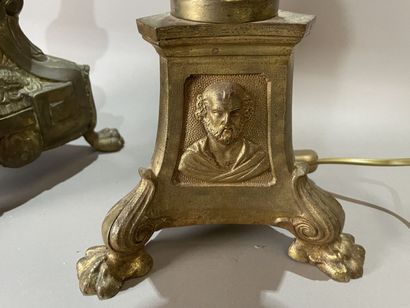 Deux pique-cierges en bronze doré et en laiton...
