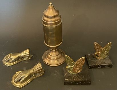 Petit lot d'objets décoratifs dont vases,...