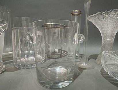 Lot de vases et coupes en cristal et verre...