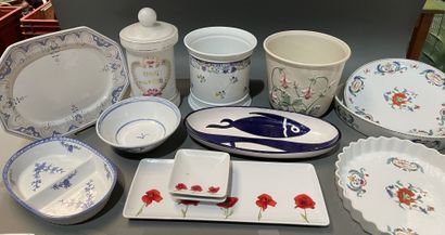 Lot de céramiques : plat en barbotine, cache-pots,...