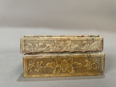 Coffret en stéatite crème le couvercle sculpté...