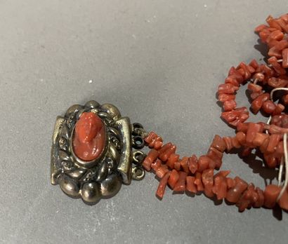 Collier en corail très accidenté, fermoir...