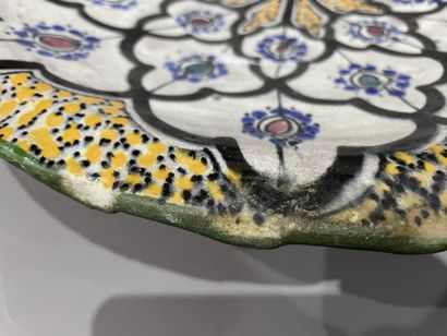 Grand plat en céramique émaillée , dans le...