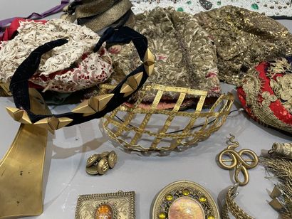 Lot de chapeaux et bijoux fantaisie de scène....