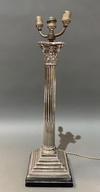 Pied de lampe en bronze argenté en forme...