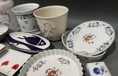 Lot de céramiques : plat en barbotine, cache-pots,...