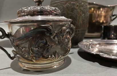 Lot de métal argenté : coupes, bougeoir et...