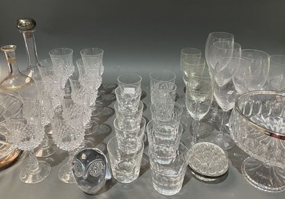 Lot de verres à pieds, certains en cristal...