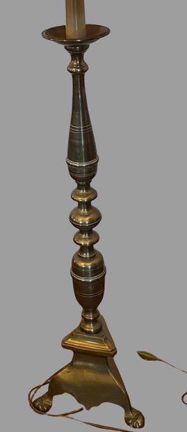 Suite de trois lampadaires en bronze formant...