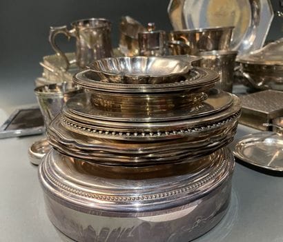 Lot de métal argenté : timbales, casseroles...