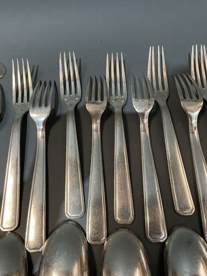 Partie de ménagère de couverts en métal argenté,...