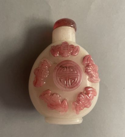 Tabatière en agate rouge et blanche, la panse...