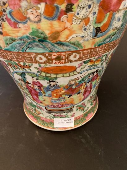 Important vase balustre en porcelaine de...