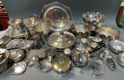 Lot de métal argenté : timbales, casseroles...