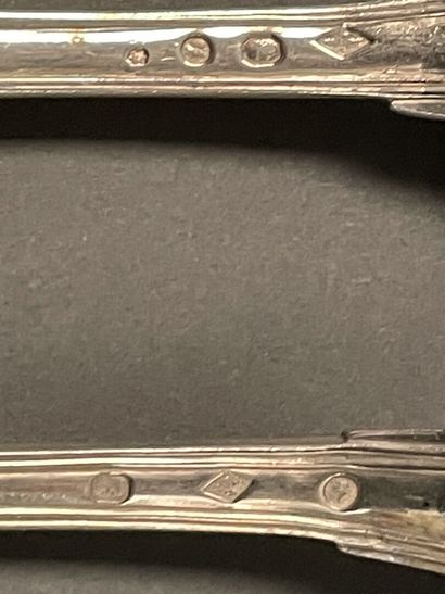 Douze couverts en argent modèle uniplat,
cinq...