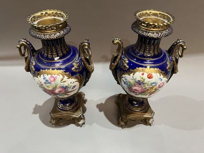 Paire de vases en porcelaine de forme balustre...
