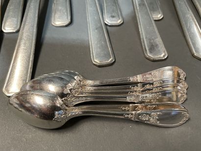 Partie de ménagère de couverts en métal argenté,...