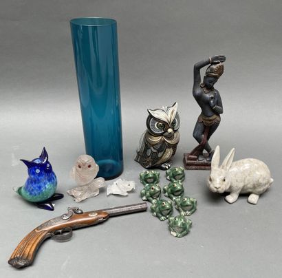 Lot of various trinkets including : 
François...