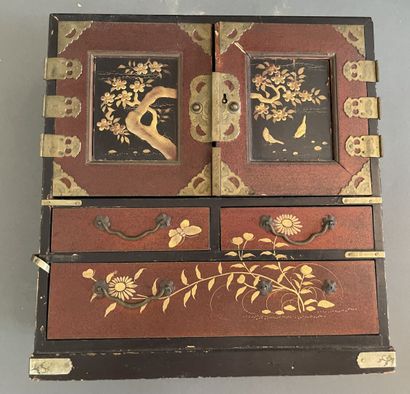 Set of trinkets :

Small Japanese cabinet...