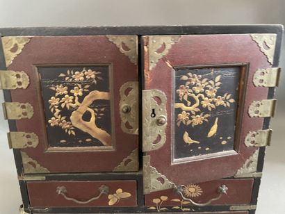 Set of trinkets :

Small Japanese cabinet...
