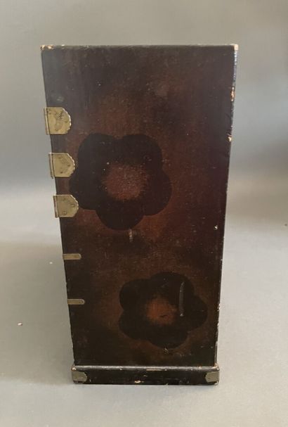 Set of trinkets :

Small Japanese cabinet...