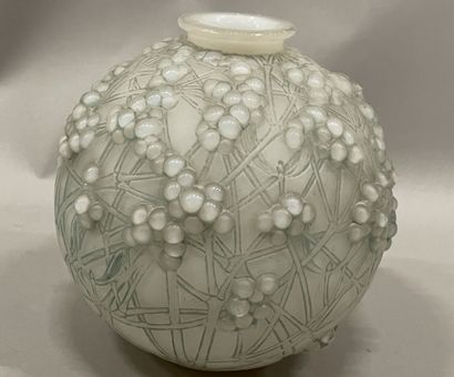 R. LALIQUE 
Mistletoe ball vase. 
Proof in...