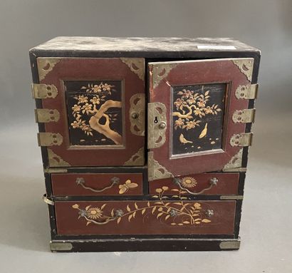 Set of trinkets :

Small Japanese cabinet...