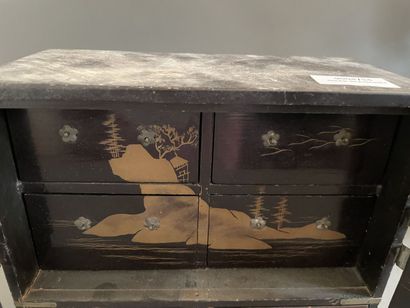 Set of trinkets :

Small Japanese cabinet...