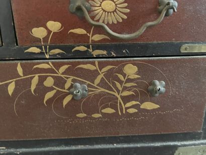 Set of trinkets :

Small Japanese cabinet...