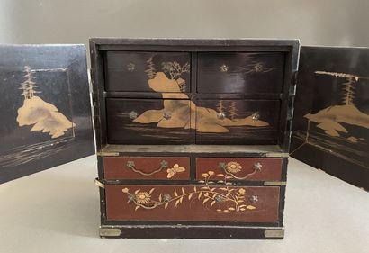 Set of trinkets :

Small Japanese cabinet...