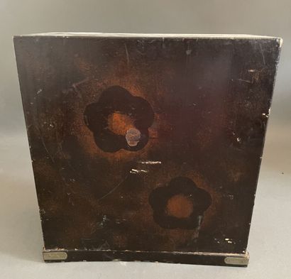 Set of trinkets :

Small Japanese cabinet...
