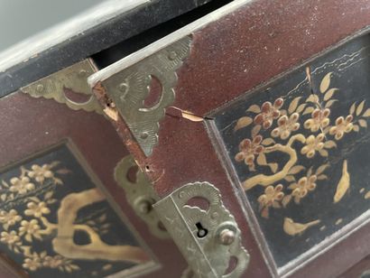 Set of trinkets :

Small Japanese cabinet...