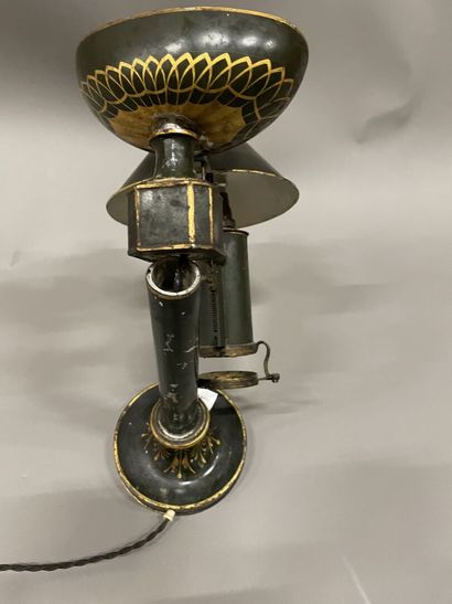 Green and gold lacquered metal quinquet lamp....