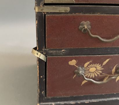 Set of trinkets :

Small Japanese cabinet...