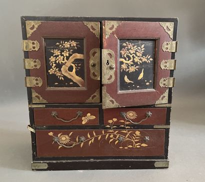 Set of trinkets :

Small Japanese cabinet...