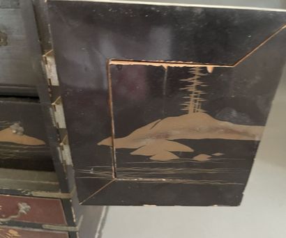 Set of trinkets :

Small Japanese cabinet...