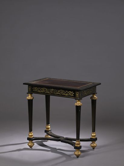 Rectangular-shaped middle table in 