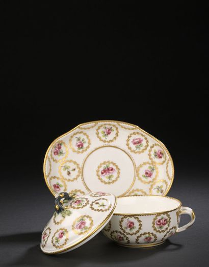 SÈVRES
Round covered soft-paste porcelain...