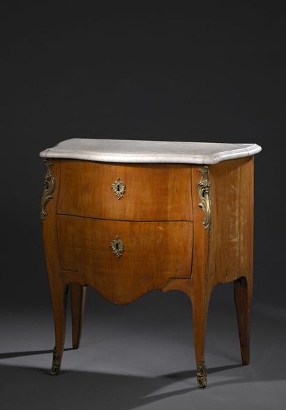 Small chest of drawers veneered in wire pearwood...