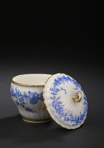 SÈVRES
Covered sugar pot in soft porcelain...