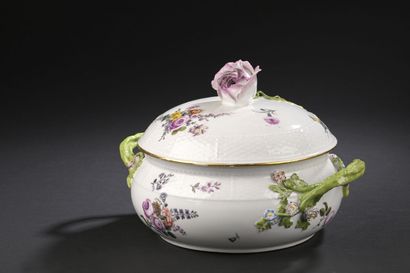 MEISSEN
Round porcelain covered oille pot...