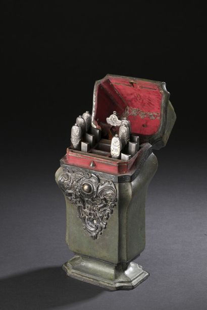 Barber's case in molded and green-lacquered...