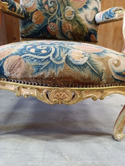 Salon furniture in molded, carved and gilded...