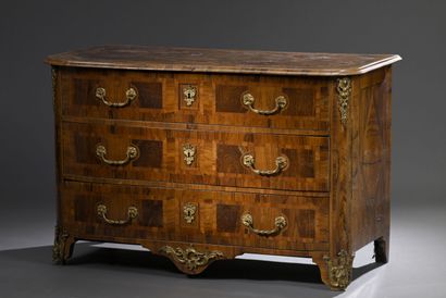 Chest of drawers inlaid with olive wood reserves...