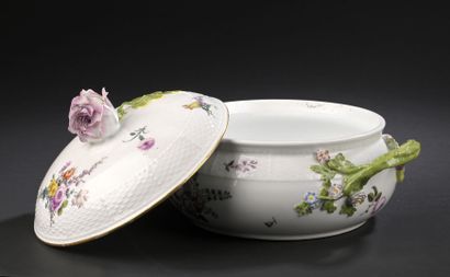 MEISSEN
Round porcelain covered oille pot...