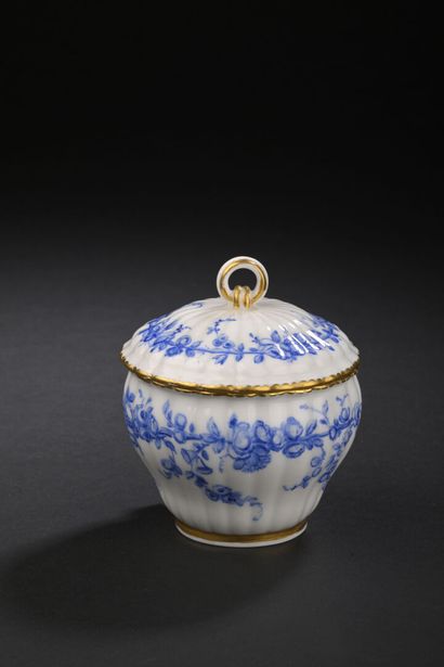 SÈVRES
Covered sugar pot in soft porcelain...