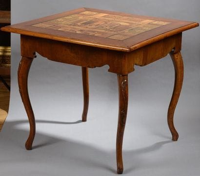 Table carrée en bois naturel à décor marqueté...