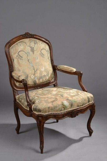 Large fauteuil en hêtre naturel mouluré patiné...