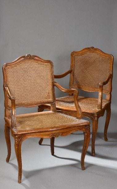 Paire de fauteuils cannés en hêtre naturel...